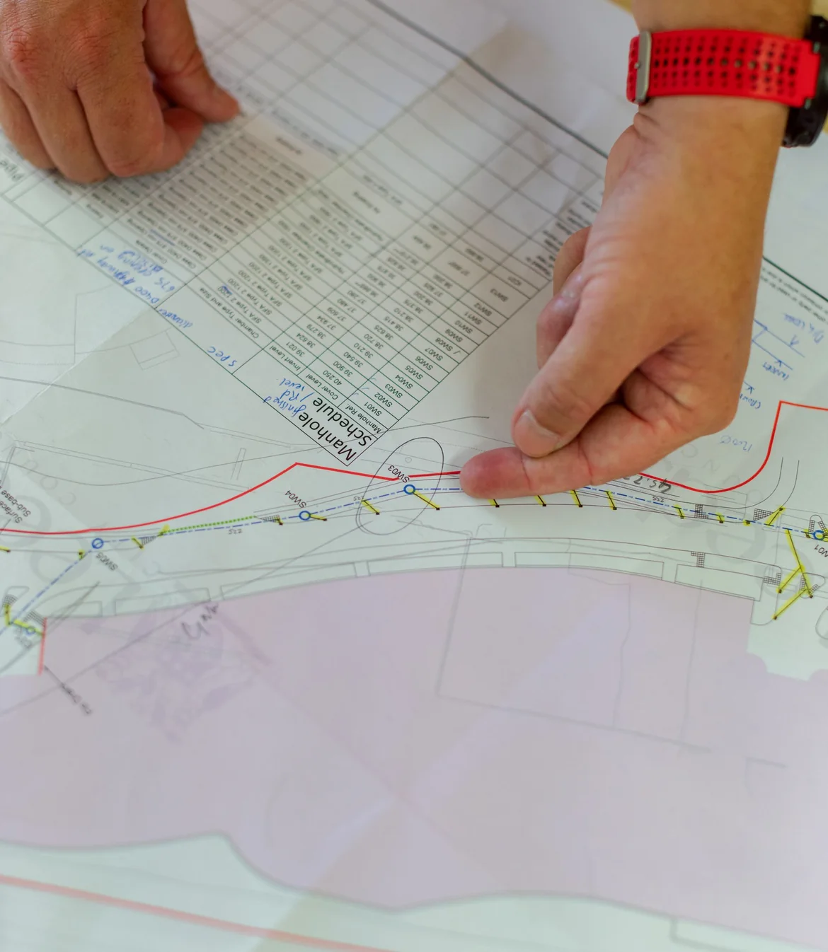 Elektrik projelerinin hazırlandığı mühendislik masası