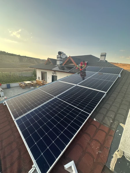 Konut Çatısında 6,2 kW Şebekeden Bağımsız Sistem — 6